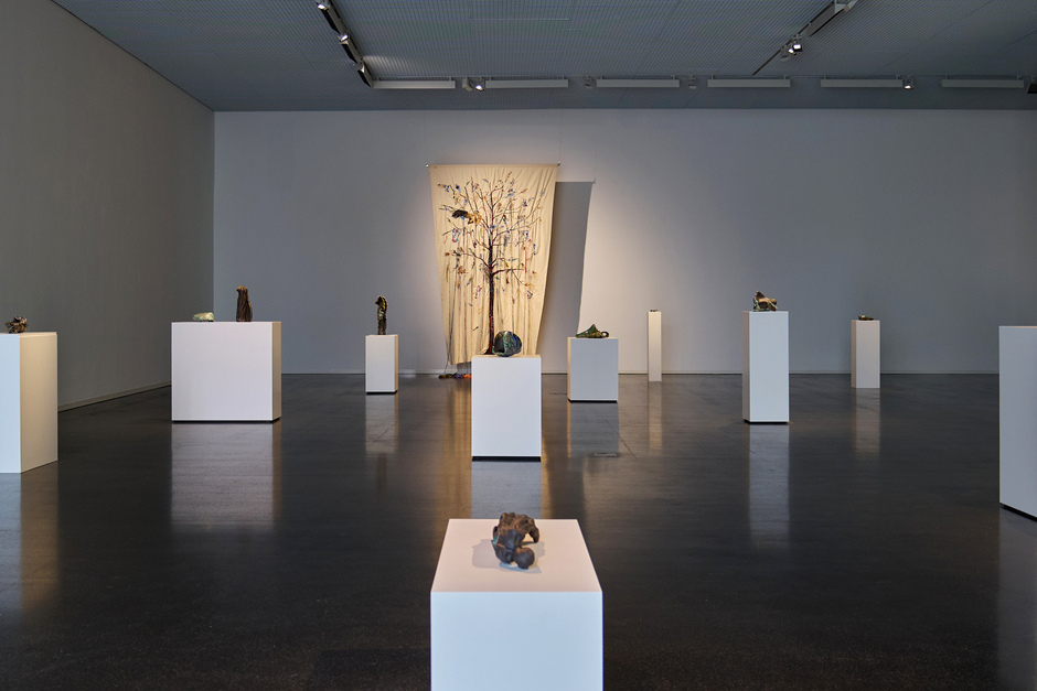 Das Kunsthaus Wiesbaden präsentiert die Ausstellung „Grace Schwindt — Autumn Leaves (Witnesses)“.