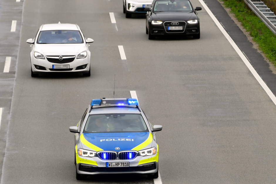 Steinewerfer an der B455 bei Wiesbaden-Erbenheim am Samstag. Polizei fahndet nach E-Scooter-Duo und weiteren Kindern.