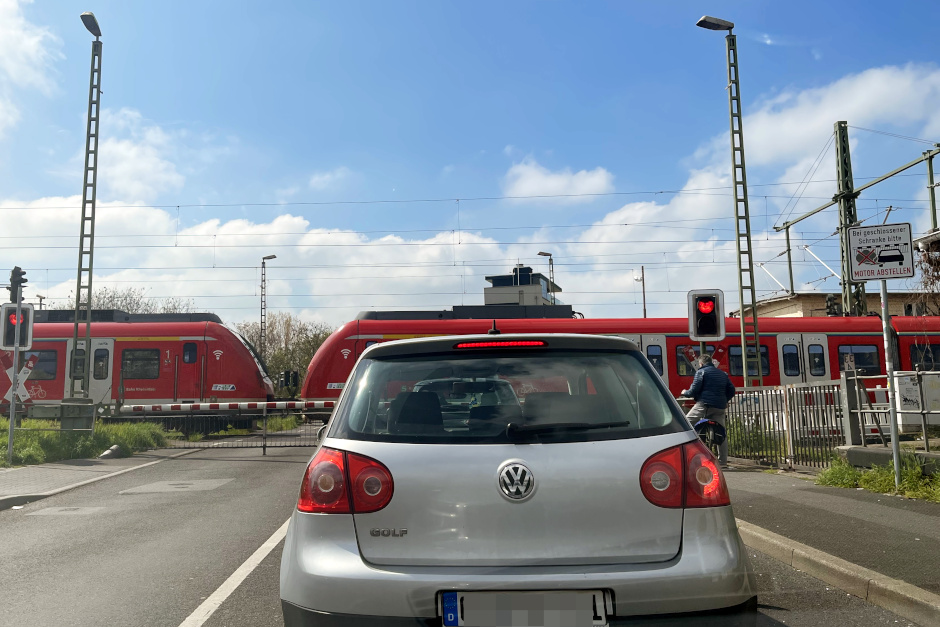 Wichtiger Meilenstein in Mainz-Kastel: Planfeststellungsbeschluss für Unterführung am Bahnübergang liegt vor