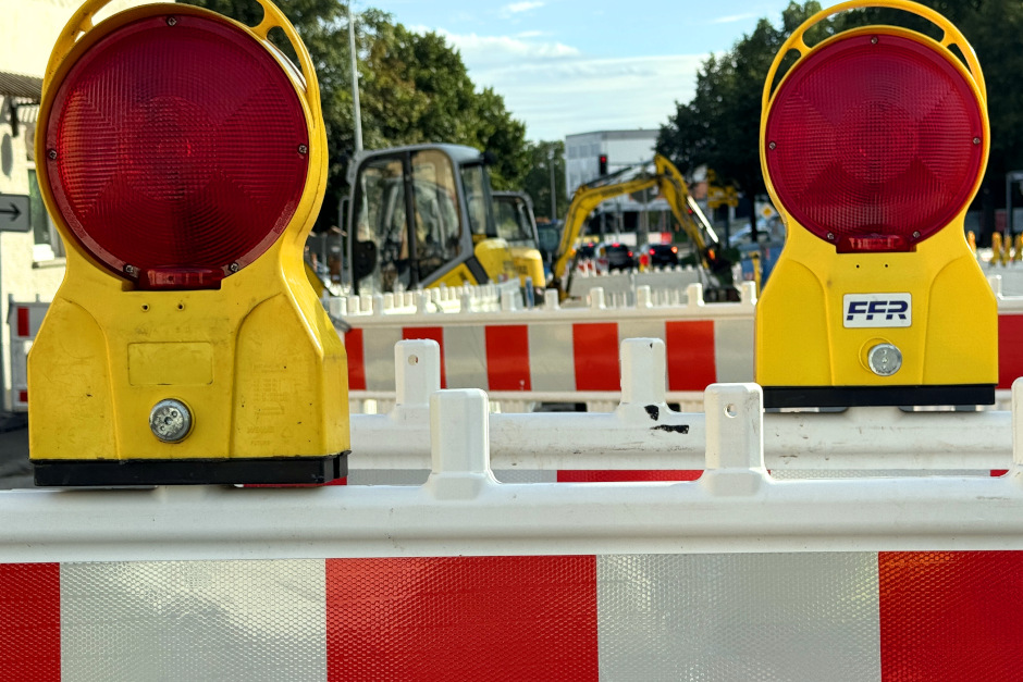 Sperrung der Pommernstraße in Wiesbaden-Nordenstadt für Bauarbeiten.