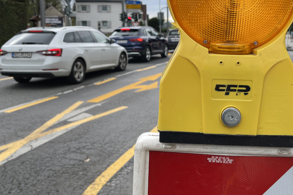 Wasserleitungsnetz wird saniert: Vier Wochen Verkehrsbehinderungen und Umleitungen in der Äppelallee in Wiesbaden-Biebrich.