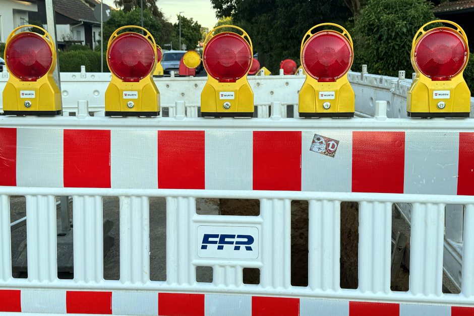 Dauerbaustelle im Wiesbadener Stadtteil Mainz-Kostheim: Sperrung „An der Taunusbahn“ erneut drastisch verlängert!