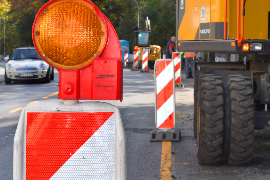 Wasserrohrbruch in der Saarstraße in Wiesbaden-Schierstein: Nur eine Fahrspur stadteinwärts frei.