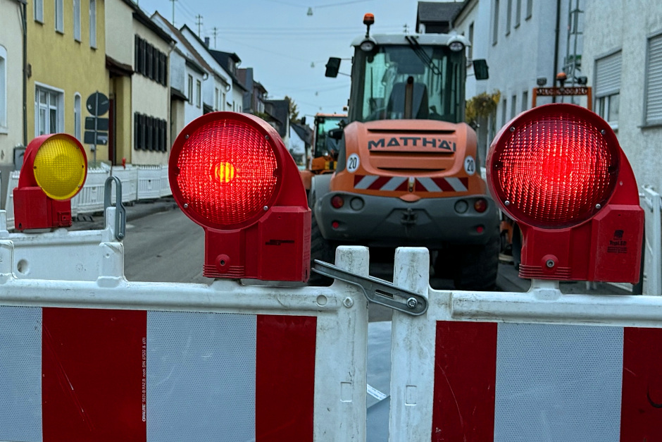 Sperrung der Adlerstraße in Wiesbaden für Tiefbauarbeiten.