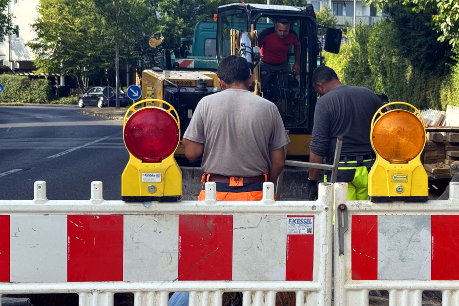 Wasserrohrbruch in Wiesbaden-Delkenheim: Steigerwaldstraße voll gesperrt! ESWE Versorgung arbeitet an der Wiederherstellung.