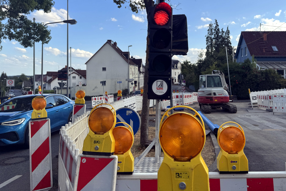 Die Platter Straße (B 417) in Wiesbaden wird ab Mittwoch, 19. August, in Höhe oberhalb der Zufahrt zum Neuen Jüdischen Friedhof stadteinwärts gesperrt. Grund ist ein Wasserrohrbruch. Verkehr wird per Baustellenampel geregelt.