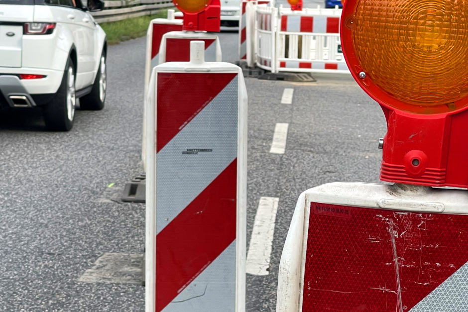 Wasserrohrbruch auf der Platter Straße in Wiesbaden - Fahrbahn auf eine Spur verengt.