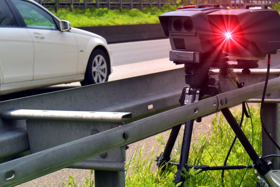 Diese Woche läuft europaweit die sogenannte Speedweek – und auch in Wiesbaden stehen Geschwindigkeitskontrollen auf dem Programm. Die Polizei will mit der Aktion Autofahrerinnen und Autofahrer für Tempolimits sensibilisieren und auf die Gefahren überhöhter Geschwindigkeit aufmerksam machen.