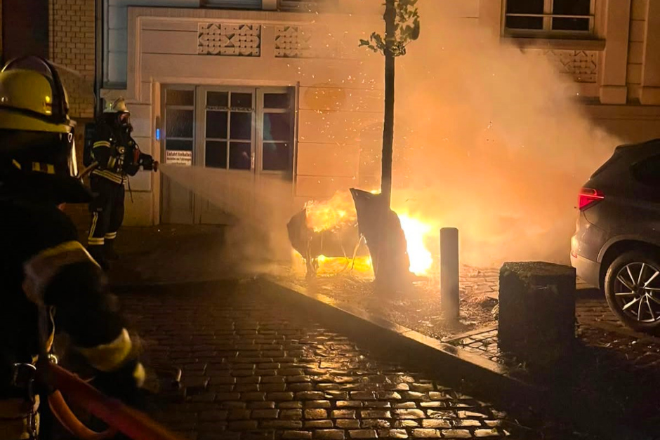 Zwei schwere Verkehrsunfälle, ein Fahrzeugbrand in einer Parkgarage und zahlreiche brennende Mülltonnen haben die Feuerwehr Wiesbaden in der Nacht zum Sonntag massiv gefordert. Wegen der hohen Einsatzdichte verstärkten Freiwillige Feuerwehren zeitweise die Berufsfeuerwehr und besetzten deren Wachen nach.