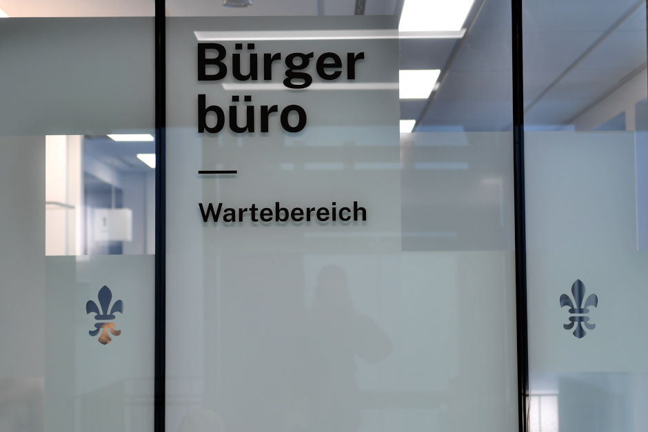 Einschränkungen im Wiesbadener Rathaus: Am 7. und 10. August bleiben das Bürgerbüro und das Standesamt für den Publikumsverkehr geschlossen. Telefonisch sowie online stehen die Serviceleistungen jedoch weiterhin zur Verfügung.