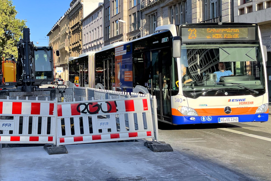 Sperrung der Dotzheimer Straße in Wiesbaden für Bauarbeiten: Busse werden umgeleitet.