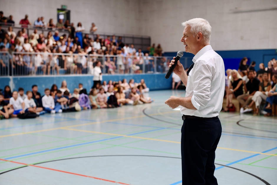 Bildungsstaatssekretär Dr. Lösel feiert Schulstart mit den Fünftklässlern der Dilthey-Schule in Wiesbaden