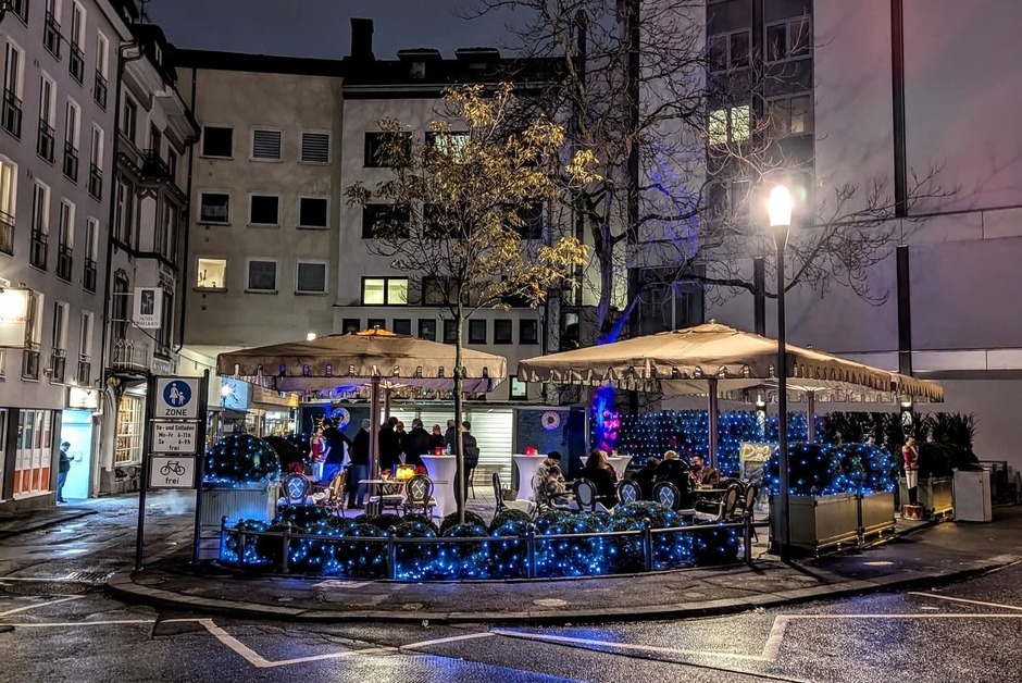 Der neue Platz in der Spiegelgasse in Wiesbaden "Am Pariser Hof" wird zur Open-Air-Bühne