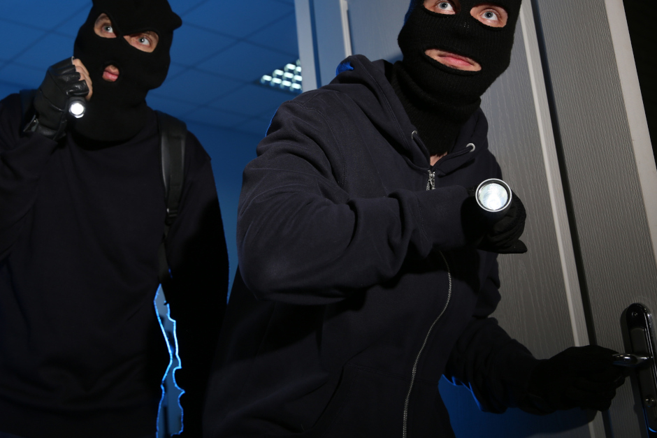 Kellerfenster aufgebrochen, Wohnungstür aufgehebelt: Einbrecher schlagen in Auringen und der Wiesbadener Innenstadt zu!