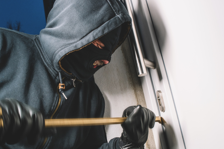 Versuchter Wohnungseinbruch am Montagvormittag in Wiesbaden-Nordenstadt. Täter scheitern an Eingangstür.