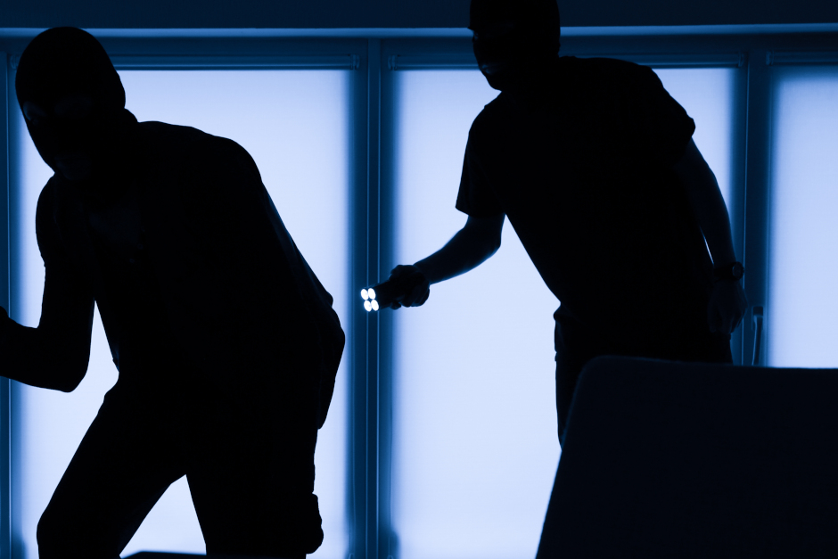 Einbruchserie in der Hellmundstraße in Wiesbaden in der Nacht zum Mittwoch. Polizei sucht maskiertes Duo.