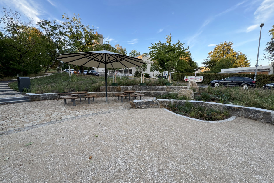Klettern, Boule und Entspannen: Neuer barrierefreier Quartiersplatz bereichert das Komponistenviertel in Wiesbaden.