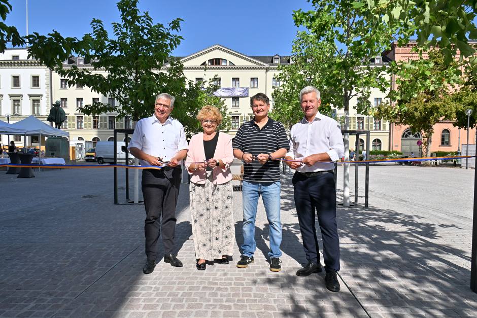Neuer Schlossplatz am Montag in Wiesbaden eröffnet: Mehr Grün und Schatten direkt vor der Marktkirche.