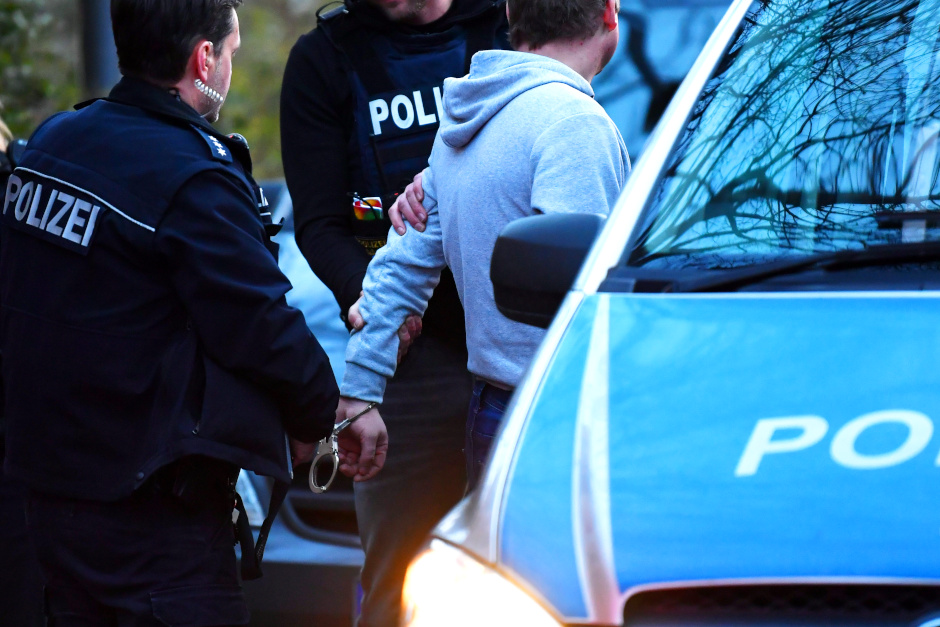 34-Jähriger beim Besprühen einer Wand in Wiesbaden-Biebrich ertappt und von der Polizei festgenommen.