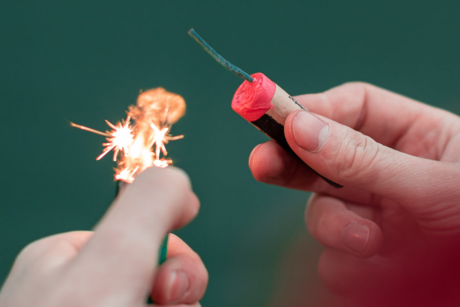 Gefährlicher Streich im Schulgebäude am Donnerstag in Wiesbaden: Jugendlicher zündet Feuerwerk – Vier Verletzte.
