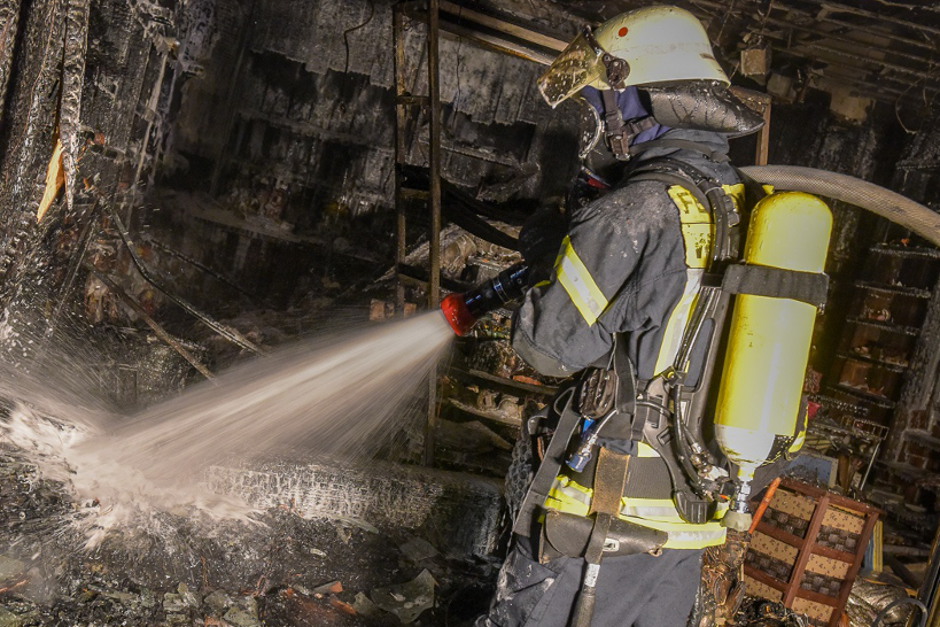 In einem Mehrfamilienhaus im Bereich Herderstraße/Emanuel-Geibel-Straße ist am Dienstagnachmittag ein Kellerbrand ausgebrochen. Dichter Rauch, meterhohe Flammen und ein schwieriger Löschangriff beschäftigten die Feuerwehr Wiesbaden bis in den Abend, verletzt wurde nach aktuellem Stand niemand.