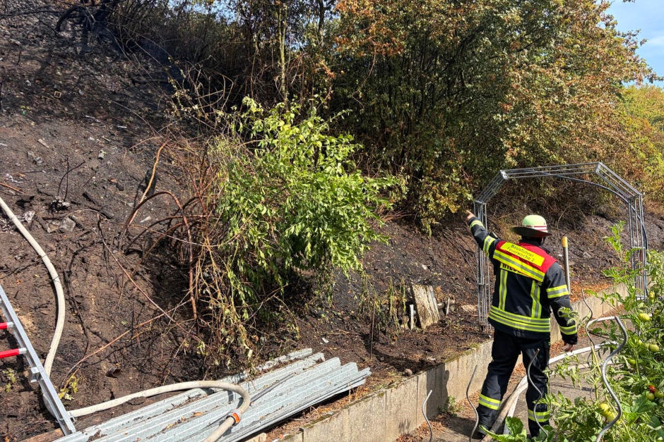 Brand an Gleisanlage der Kaiserbrücke in Wiesbaden-Amöneburg am Donnerstag. Bahnstrecke während Löscharbeiten voll gesperrt. Feuerwehr über Stunden im Einsatz.