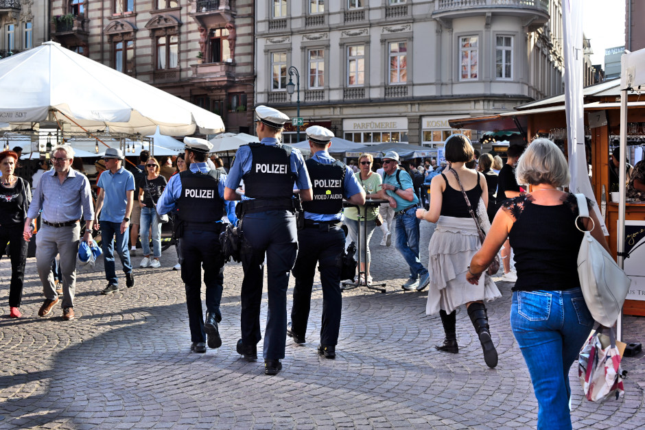 Starke Präsenz für ein sicheres Fest: Polizei Wiesbaden zieht positive Weinwochen-Bilanz und stoppt Diebe im Dialog!