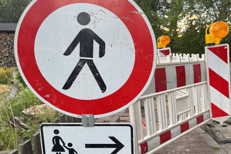 Instandsetzung der Treppenanlage Forststraße/Wittgenweg in Wiesbaden-Sonnenberg. Während der Arbeiten ist die Treppe gesperrt.