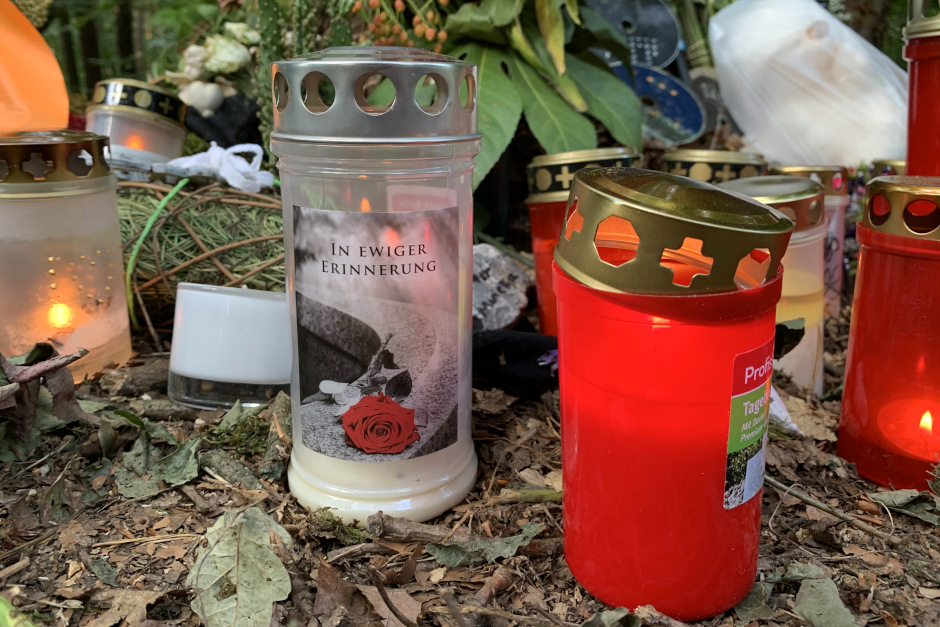 Trockene Böden und Pflanzen: Warum Grabkerzen und Zigaretten aktuell zur großen Gefahr auf den Friedhöfen in Wiesbaden werden