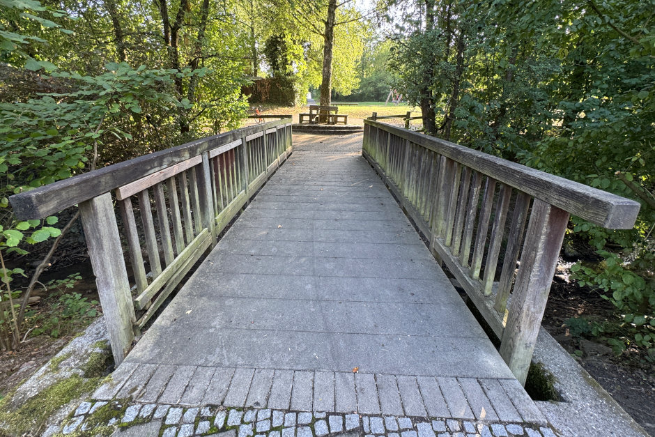 Holzbrücke zum Spielplatz gesperrt: Sanierungsarbeiten in Wiesbaden-Kloppenheim starten!