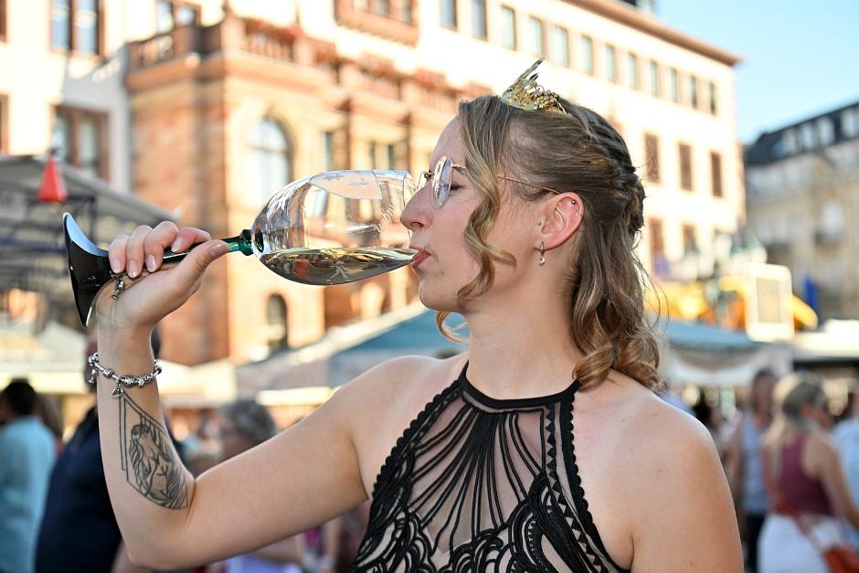 Neues Platzkonzept begeistert Winzer und Gäste: Halbzeit bei der 49. Wiesbadener Weinwoche.