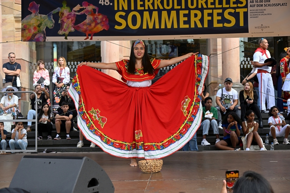 Verführerische Düfte aus aller Welt, mitreißende Rhythmen, leuchtende Trachten und offene Begegnungen: Am Samstag, 29. August 2026, schlägt das Herz der Wiesbadener Vielfalt mitten auf dem Schlossplatz. Unter dem Leitgedanken „Miteinander. Füreinander.“ laden das Amt für Zuwanderung und Integration, der Ausländerbeirat sowie unzählige Vereine und Initiativen zum 49. Interkulturellen Sommerfest ein. Ein echtes Fest der Lebensfreude, das die Landeshauptstadt in eine weltoffene Begegnungsmeile verwandelt.