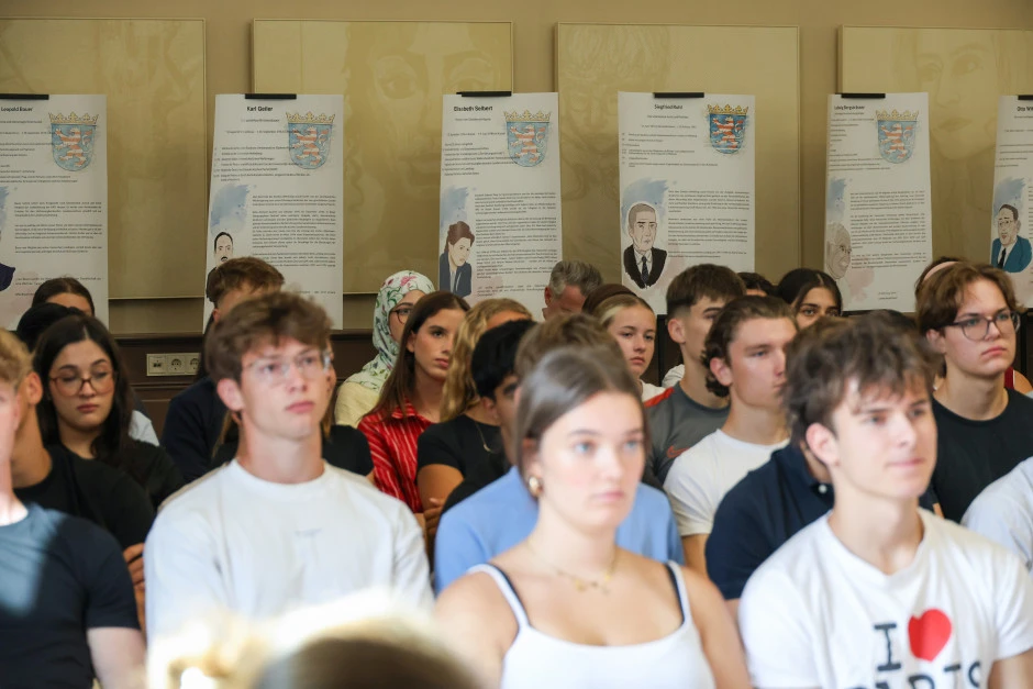 Zum Start in das neue Schuljahr haben der Hessische Landtag, die Landeszentrale für Politische Bildung und die Oranienschule in Wiesbaden gleich zwei Verfassungsjubiläen gefeiert.