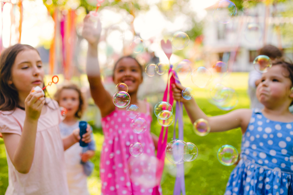 Ein Kinderfest findet auf dem Lehrplatz in Wiesbaden statt.