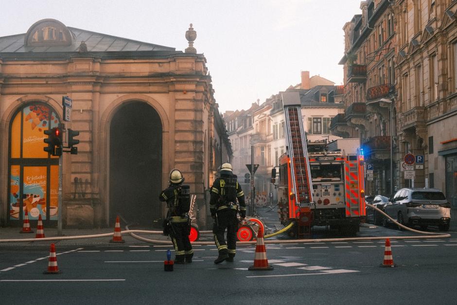 Küchenbrand im Café del Sol: Großeinsatz im historischen Gebäude – Mitarbeiter mittelschwer verletzt