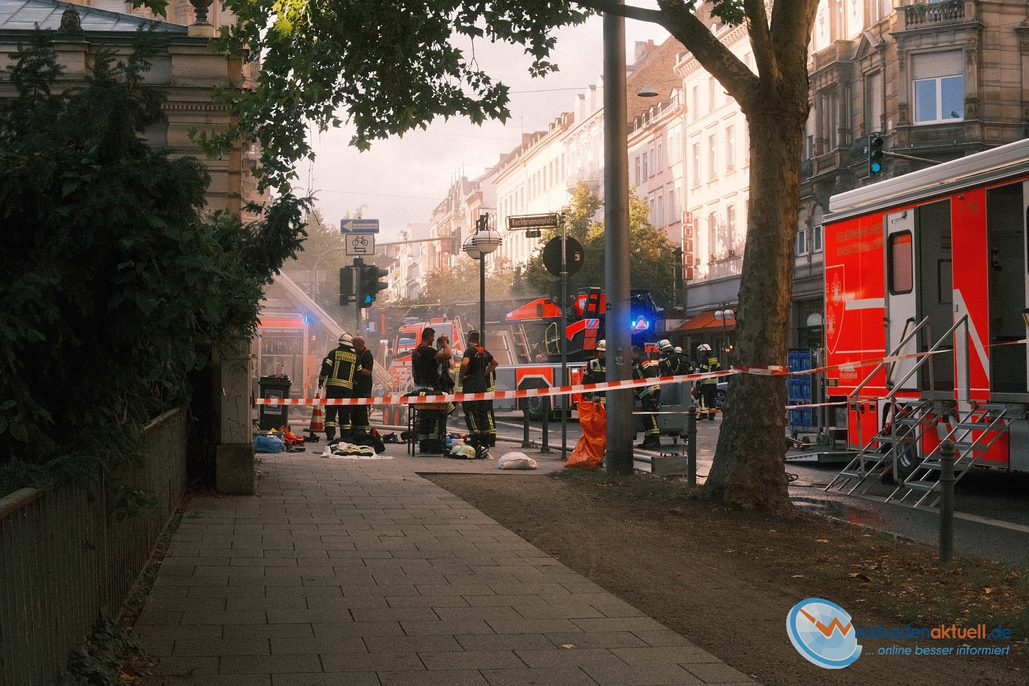 Küchenbrand im Café del Sol: Großeinsatz im historischen Gebäude – Mitarbeiter mittelschwer verletzt