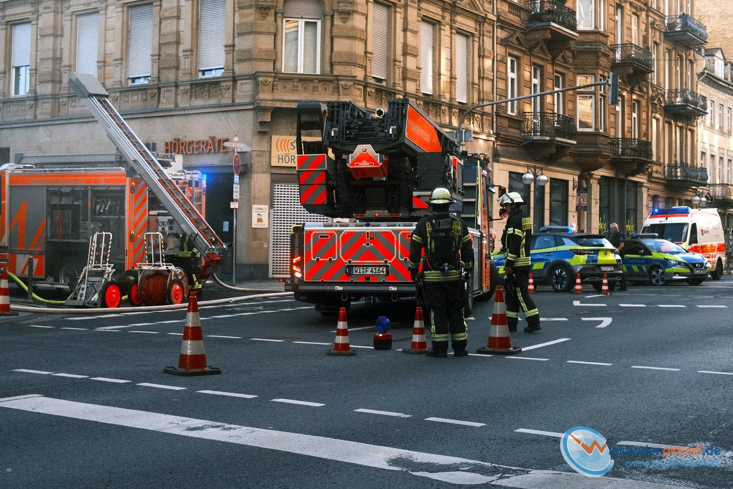Küchenbrand im Café del Sol: Großeinsatz im historischen Gebäude – Mitarbeiter mittelschwer verletzt