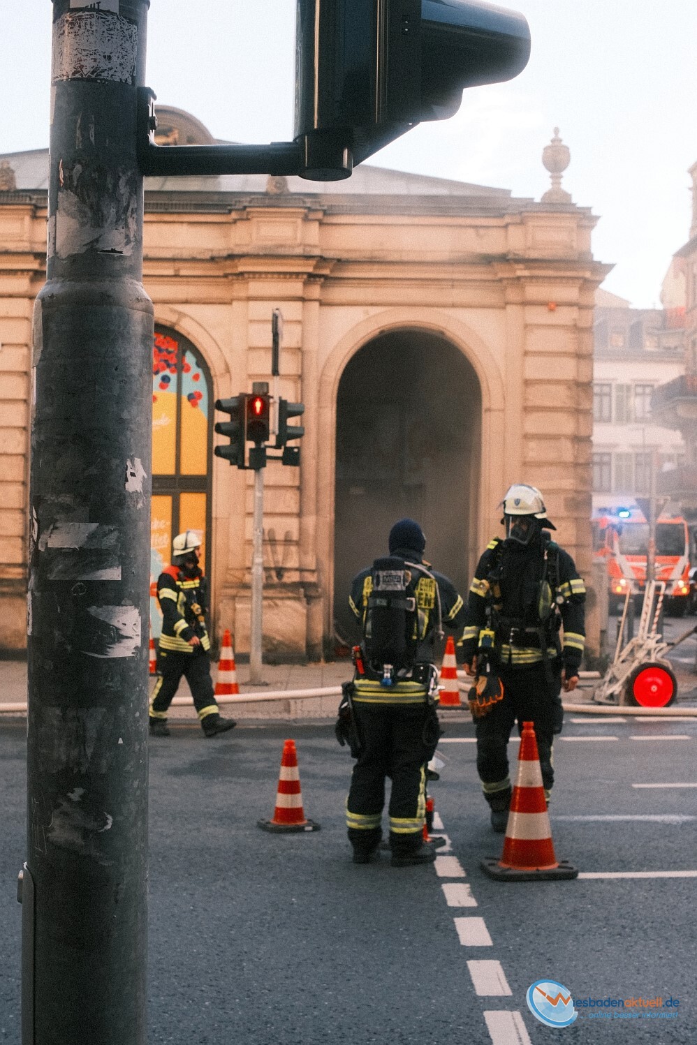 Küchenbrand im Café del Sol: Großeinsatz im historischen Gebäude – Mitarbeiter mittelschwer verletzt