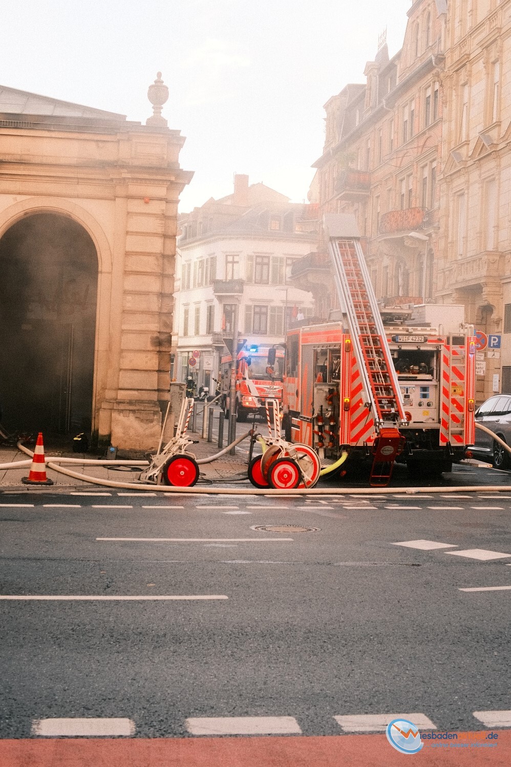 Küchenbrand im Café del Sol: Großeinsatz im historischen Gebäude – Mitarbeiter mittelschwer verletzt
