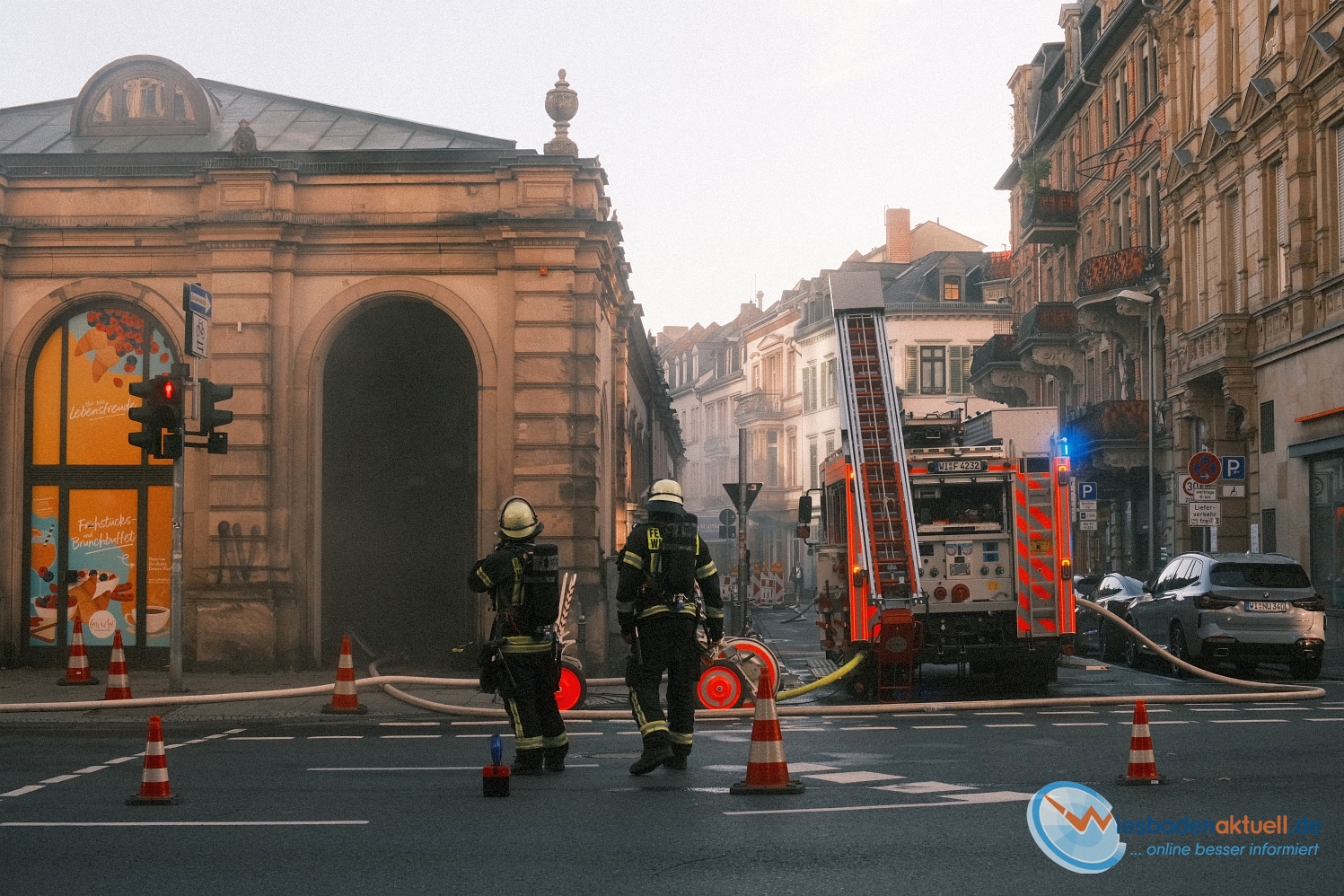 Küchenbrand im Café del Sol: Großeinsatz im historischen Gebäude – Mitarbeiter mittelschwer verletzt