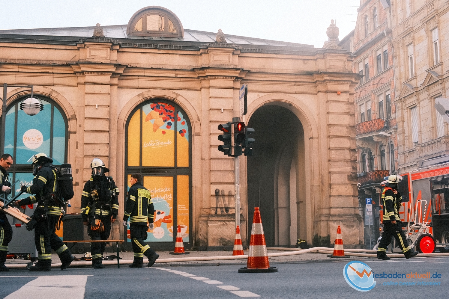 Küchenbrand im Café del Sol: Großeinsatz im historischen Gebäude – Mitarbeiter mittelschwer verletzt