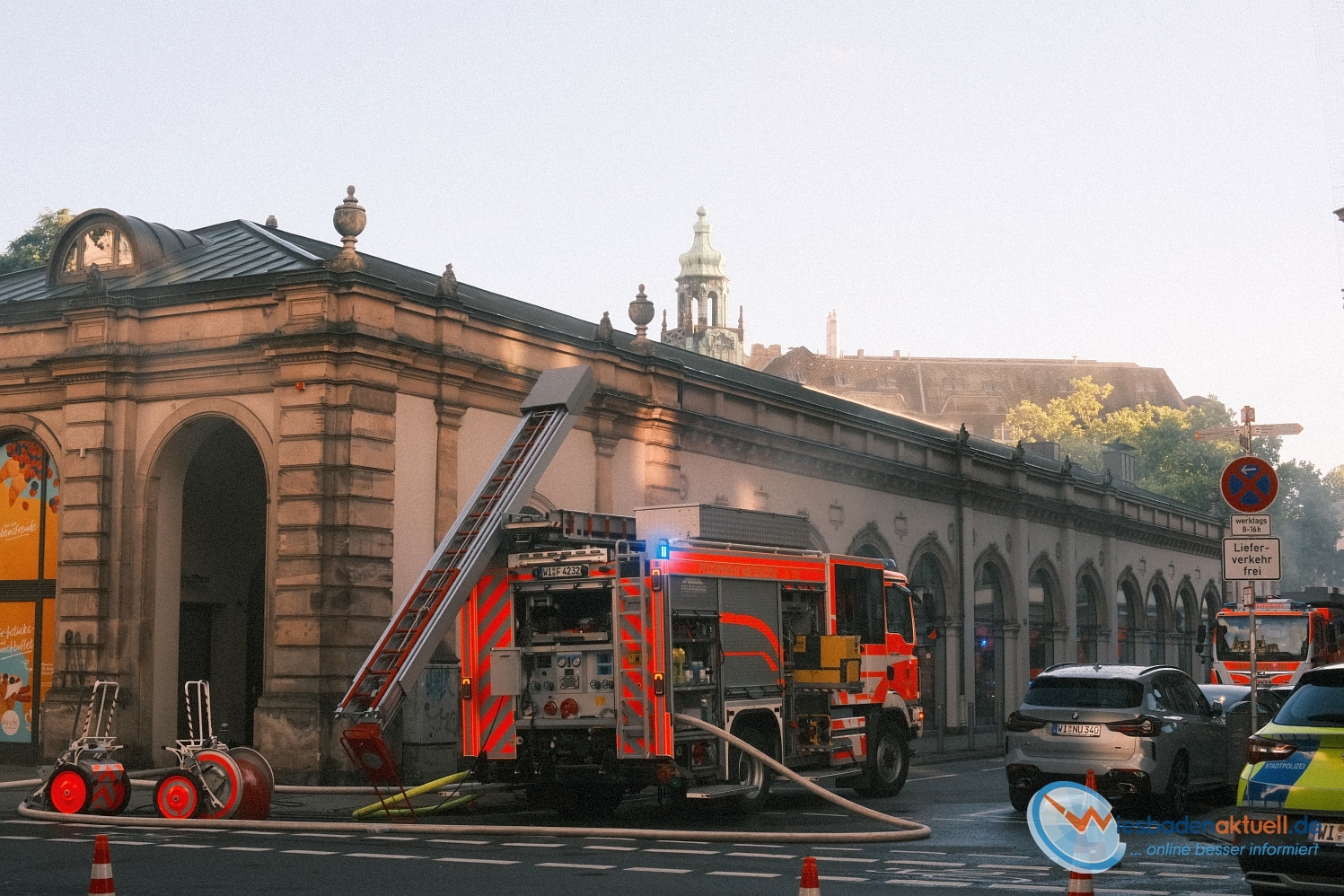 Küchenbrand im Café del Sol: Großeinsatz im historischen Gebäude – Mitarbeiter mittelschwer verletzt