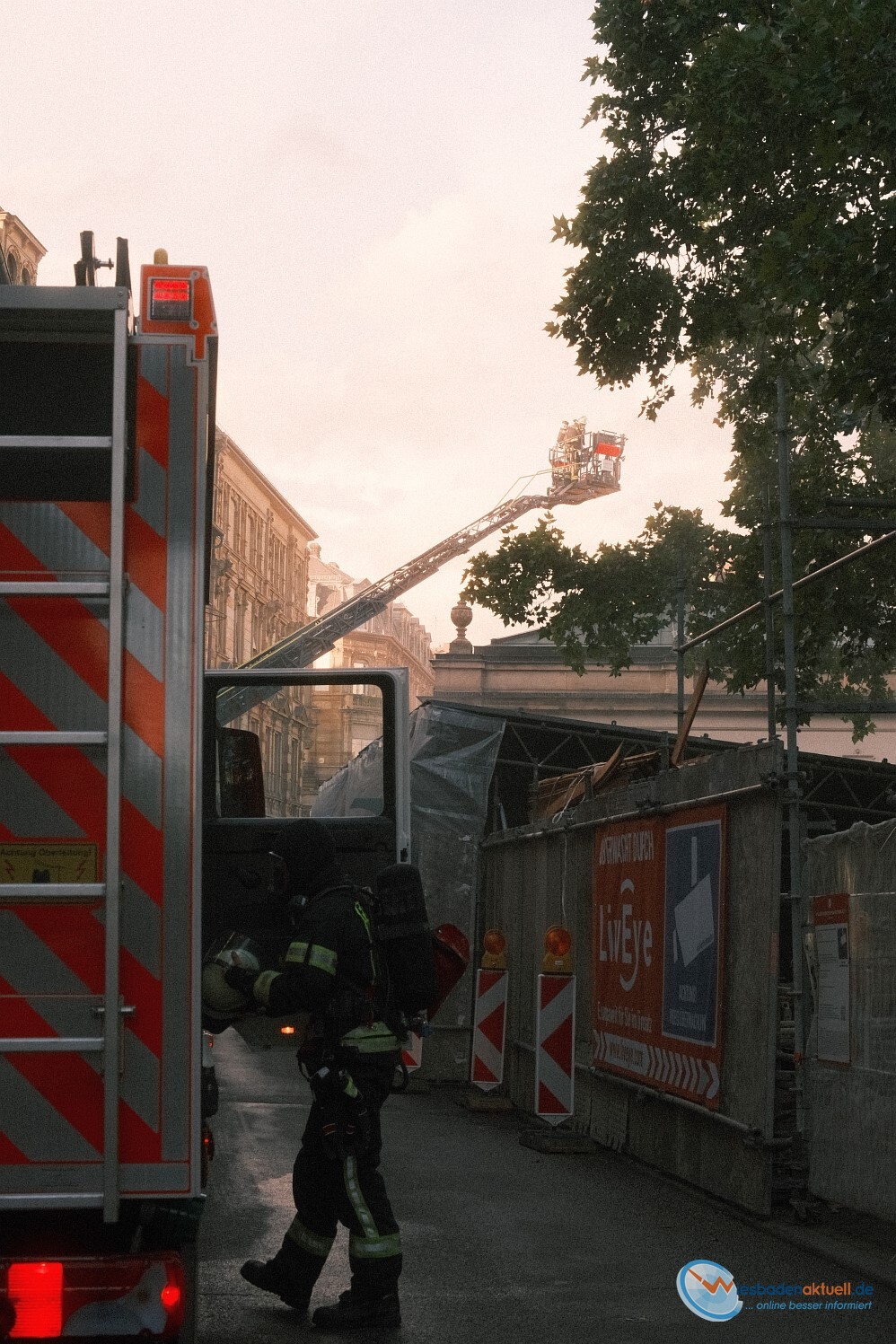 Küchenbrand im Café del Sol: Großeinsatz im historischen Gebäude – Mitarbeiter mittelschwer verletzt