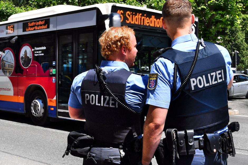 Ekelhafter Vorfall in Buslinie 27 in Wiesbaden: Unbekannter spuckt 12-jährigem Mädchen unvermittelt ins Gesicht!
