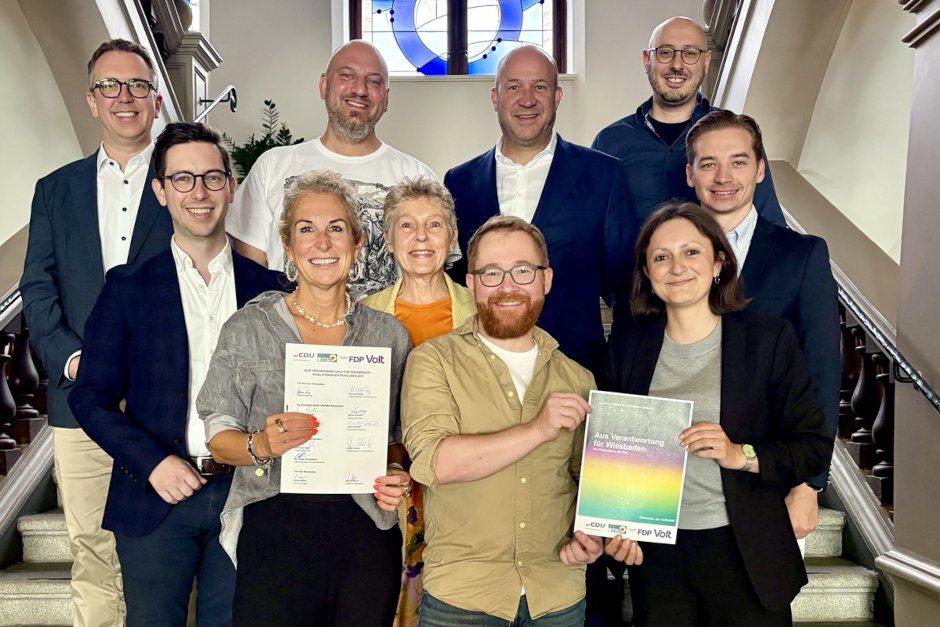 „Vier Perspektiven, ein Weg“: Maracuja-Bündnis macht Ernst und stellt die Weichen für Hessens Landeshauptstad. Koalitionsvertrag von CDU, Grüne, FDP und Volt im Rathaus am Sonntag, 23. August 2026 unterzeichnet.