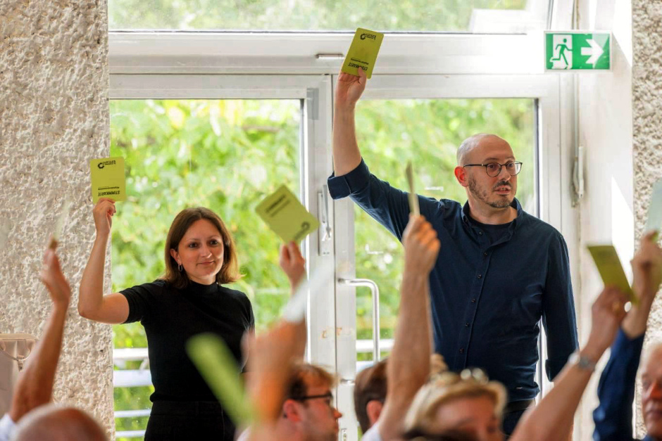 Nach sieben Wochen zähem Ringen hinter verschlossenen Türen steht das neue Machtbündnis für die hessische Landeshauptstadt: Auf einer hochdynamischen Kreismitgliederversammlung am Samstagnachmittag, 22. August 2026, haben BÜNDNIS 90/DIE GRÜNEN Wiesbaden dem Koalitionsvertrag der neuen „Maracuja“-Allianz zugestimmt. Im Bürgersaal der Biebricher Galatea-Anlage stimmten nach einer intensiven und kontroversen Debatte 85 Prozent der Basis für den Eintritt in das Vierer-Bündnis mit CDU, FDP und Volt.