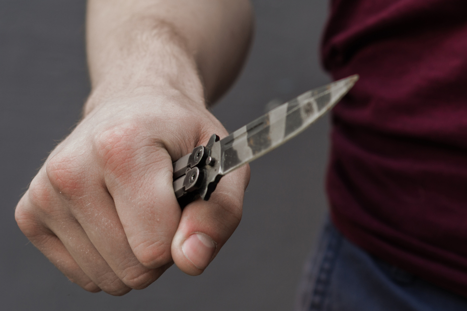 Am Freitagnachmittag ist es auf dem Platz der Deutschen Einheit in Wiesbaden zu einer Auseinandersetzung zwischen drei Personen gekommen. Ein 31-Jähriger wurde nach einer Bedrohung mit zwei Messern festgenommen und in eine psychiatrische Klinik eingewiesen.