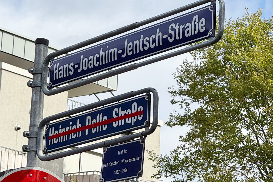 Neue Straßennamensschilder montiert: Sechs Umbenennungen und zwei Umwidmungen im Stadtgebiet Wiesbaden vollzogen.