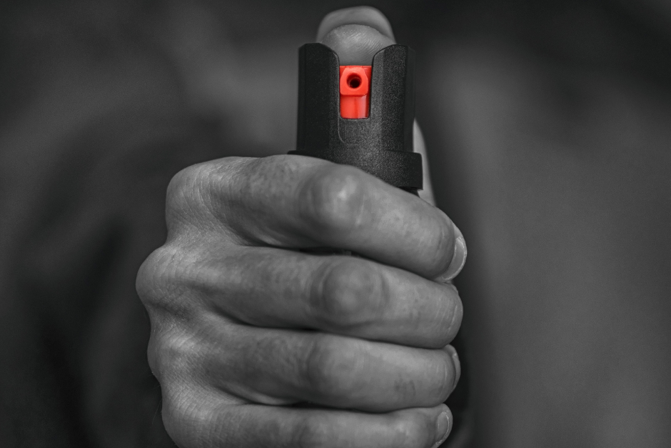 Am frühen Sonntagmorgen ist ein 22-jähriger Wiesbadener in Wiesbaden-Biebrich mit Pfefferspray besprüht worden. Die drei unbekannten Täter flüchteten anschließend, die Polizei bittet um Hinweise.