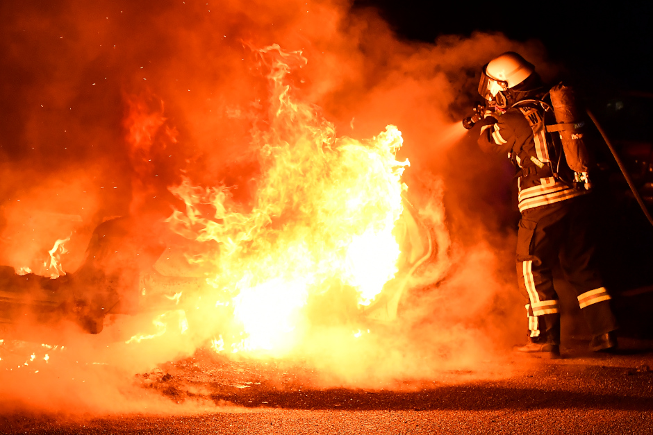 Flammen in der Wiesbadener Innenstadt und Dotzheim: Unbekannte zünden Pkw in Garage und Abfallbehälter an – Polizei ermittelt. Feuerwehr im Dauereinsatz.